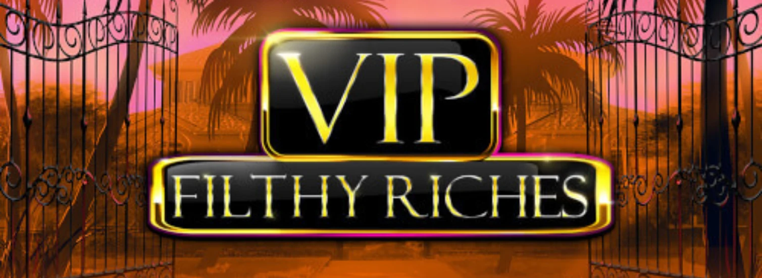 Das VIP Filthy Riches-Logo ist in eleganter Goldschrift auf einem schwarzen Hintergrund gestaltet, umgeben von dekorativen Toren und Palmen. Das Ganze wird von einem leuchtenden orangefarbenen Sonnenuntergang ergänzt.