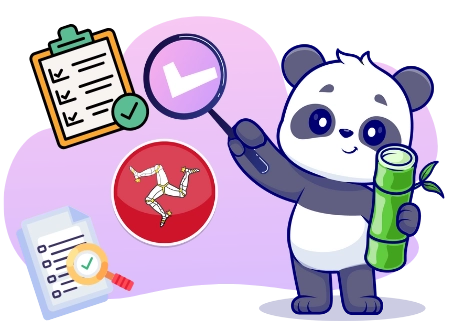 Ein Panda-Cartoon-Charakter mit Vergrößerungsglas und Häkchen, neben einem Bambusstrauch und der Isle of Man Flagge, mit Checklisten im Hintergrund.