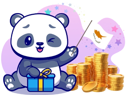 Ein Cartoon-Panda, der mit einer Geschenkbox und der Flagge Zyperns posiert, in der Nähe ein Stapel Goldmünzen, was auf einen Willkommensbonus oder eine Prämie für Spieler aus Zypern hinweist.